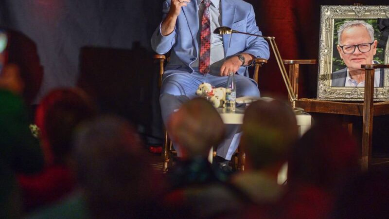 Jürgen B. Hausmann erinnert an Ulli Potofski: „Es ist in Ullis Sinne, wenn wir heute Abend auch lachend an ihn denken“