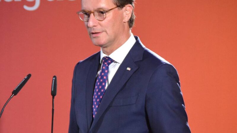 Hendrik Wüst beim Augustinus-Forum in Neuss: „Müssen die Menschen für die politische Mitte zurückgewinnen“