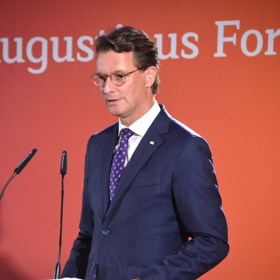 Hendrik Wüst beim Augustinus-Forum in Neuss: „Müssen die Menschen für die politische Mitte zurückgewinnen“