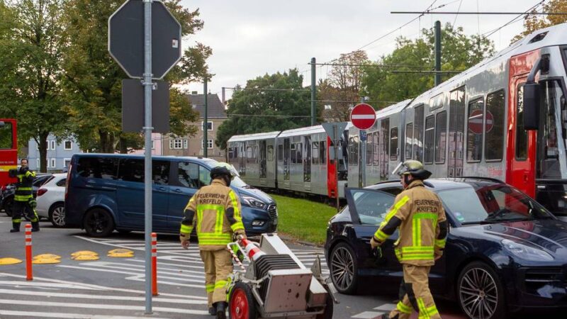 Unfall zwischen Porsche und Straßenbahn in Krefeld: Voltaplatz nach Straßenbahnunfall vorübergehend gesperrt