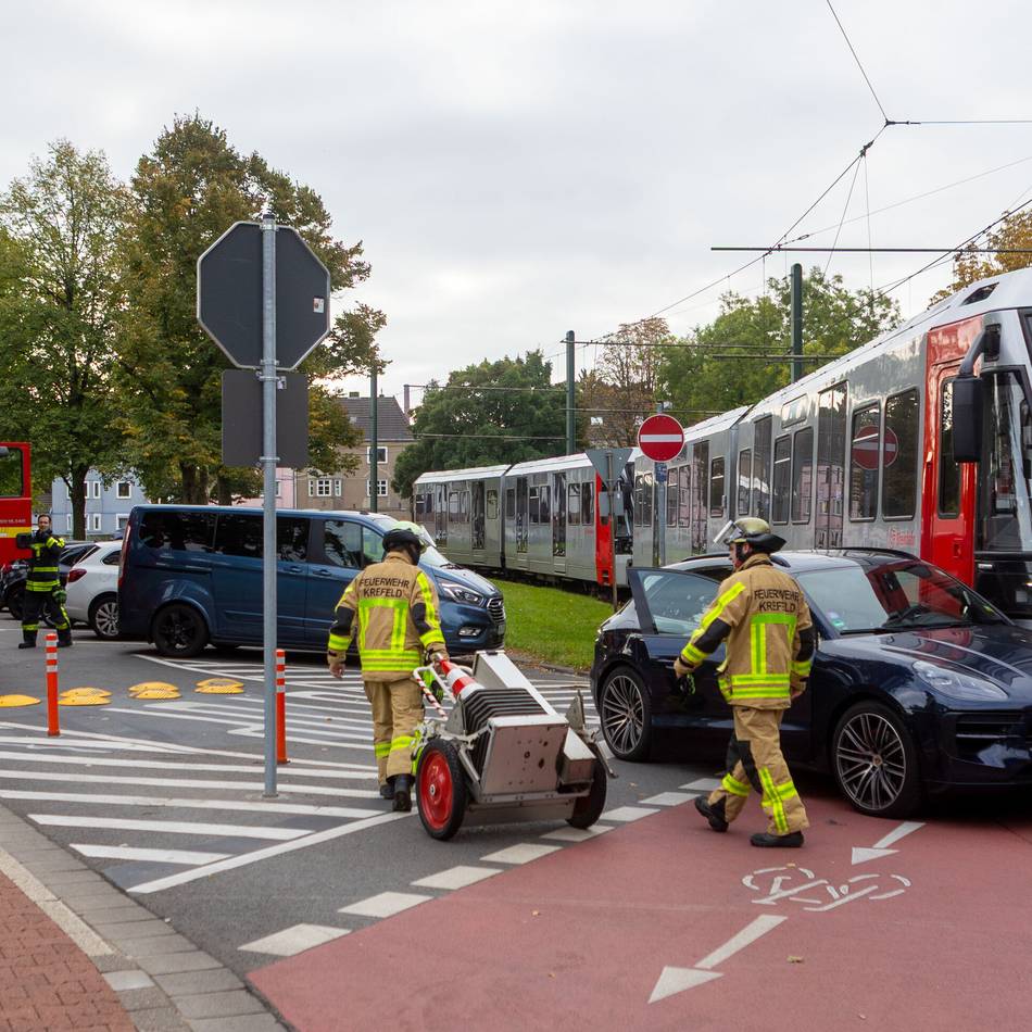 Unfall zwischen Porsche und Straßenbahn in Krefeld: Voltaplatz nach Straßenbahnunfall vorübergehend gesperrt