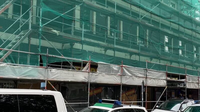 Großeinsatz in Krefeld: Mehr als 50 Zollbeamte kontrollieren auf Baustelle in Innenstadt