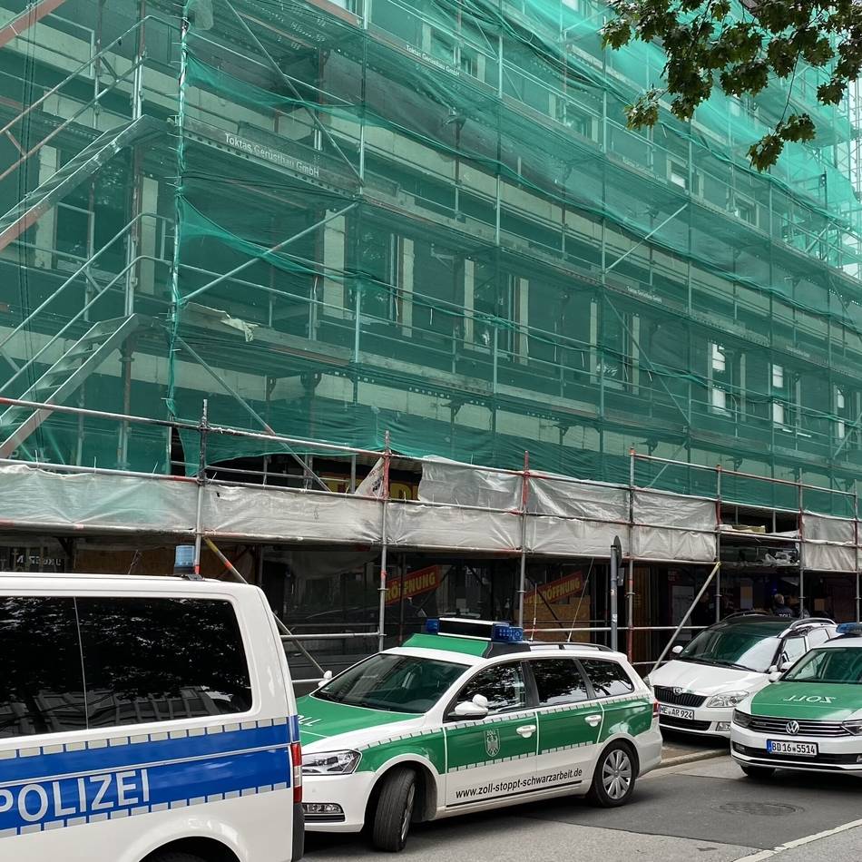 Großeinsatz in Krefeld: Mehr als 50 Zollbeamte kontrollieren auf Baustelle in Innenstadt