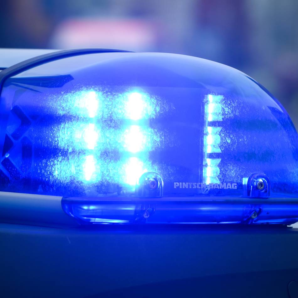 Verursacher flüchtet in Dormagen: E-Scooter-Fahrer bei Unfall verletzt