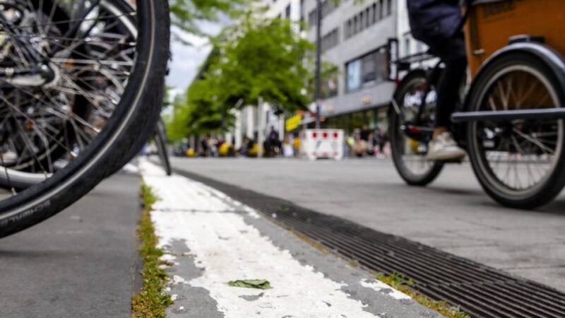 Streit um Radverkehr: Mangelhafte Markierung – Farbtests auf der Schadowstraße in Düsseldorf starten
