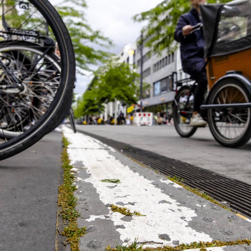 Streit um Radverkehr: Mangelhafte Markierung – Farbtests auf der Schadowstraße in Düsseldorf starten