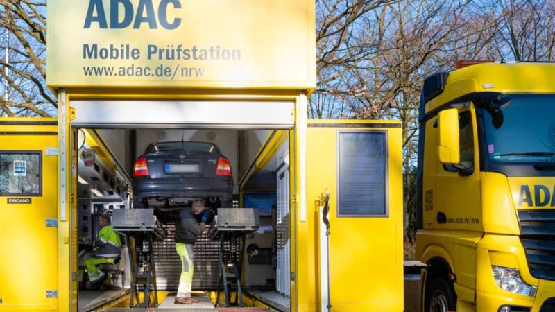 Mobile Prüfstation in Eicken: Mönchengladbacher können Bremsen und Beleuchtung vom ADAC testen lassen