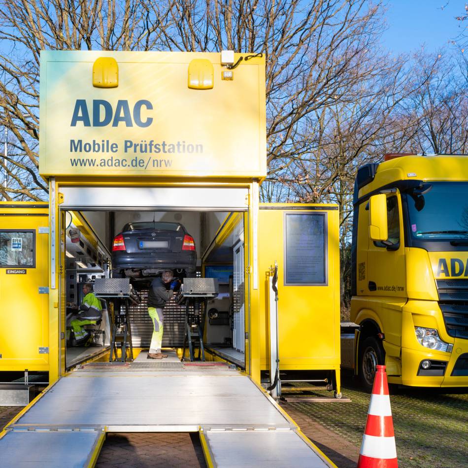 Mobile Prüfstation in Eicken: Mönchengladbacher können Bremsen und Beleuchtung vom ADAC testen lassen