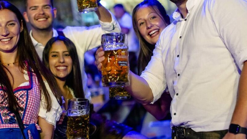 Feiern in Düsseldorf : Eine wilde Party in Dirndl und Lederhosen