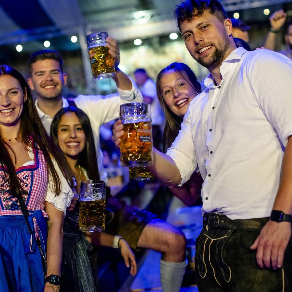 Feiern in Düsseldorf : Eine wilde Party in Dirndl und Lederhosen