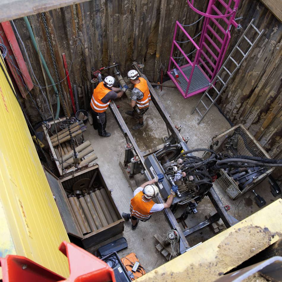 Großbaustelle in Rheinberg: Wie die neuen Kanalrohre in Vierbaum in die Erde kommen