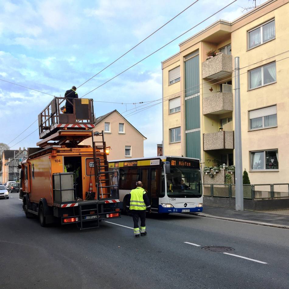 Lkw reißt Oberleitung ab: Fahrgäste in Solingen müssen nach Unfall in Obus ausharren