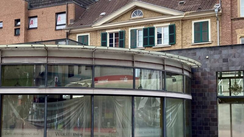 Bürgerantrag in Leverkusen scheitert: Politik lehnt barrierefreien WC-Zugang im Glascafé ab