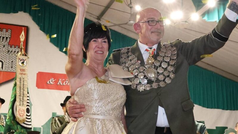 Krönung in Grevenbroich: Wolfgang Brocker und Meggi Leicht sind neues Königspaar in der Stadtmitte