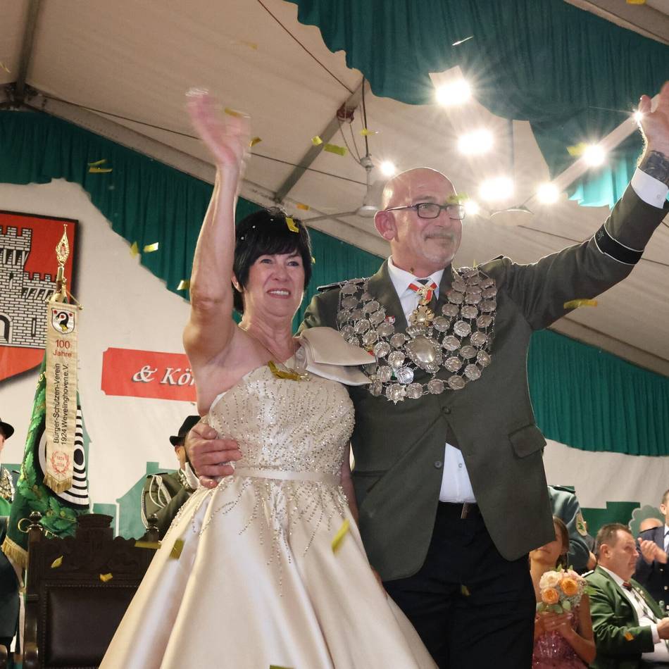 Krönung in Grevenbroich: Wolfgang Brocker und Meggi Leicht sind neues Königspaar in der Stadtmitte
