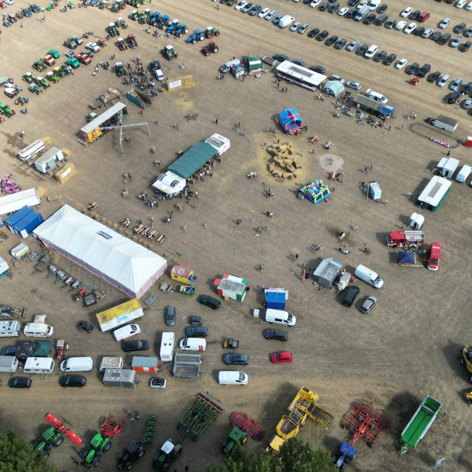 Oldtimer-Traktoren und Autos: Hunderte Trecker beim Treffen in Jüchen