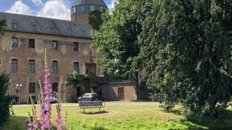 Ästhetik und Ökosystem in Brüggen: Schwimmpflanzen für den Burggraben