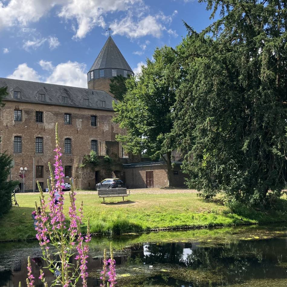 Ästhetik und Ökosystem in Brüggen: Schwimmpflanzen für den Burggraben