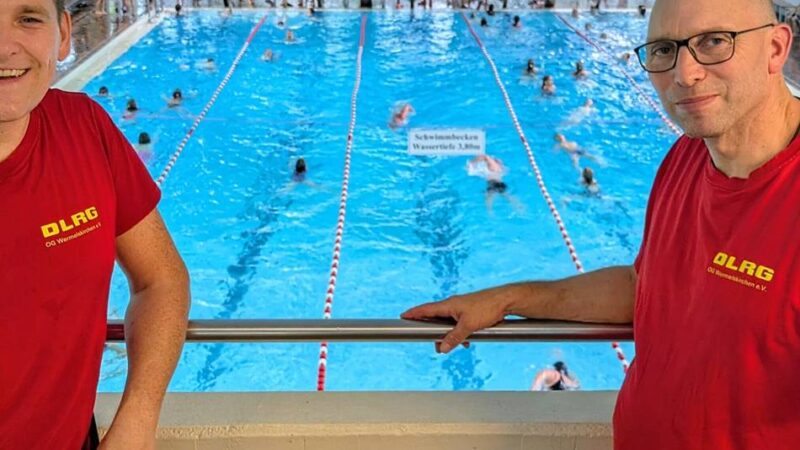 DLRG-Aktion in Wermelskirchen: Ein Schwimm-Marathon mit Botschaft