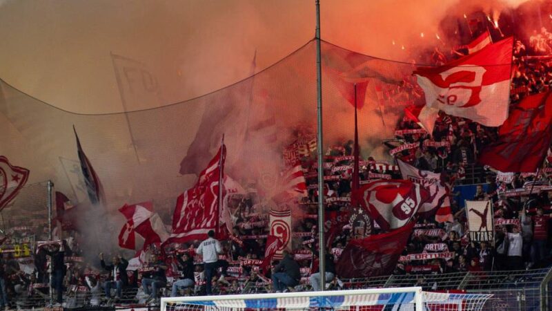Massenweise Pyrotechnik im Fortuna-Block: Trotz ordentlicher Sicht – warum das Spiel in Bochum zehn Minuten zu spät anfing