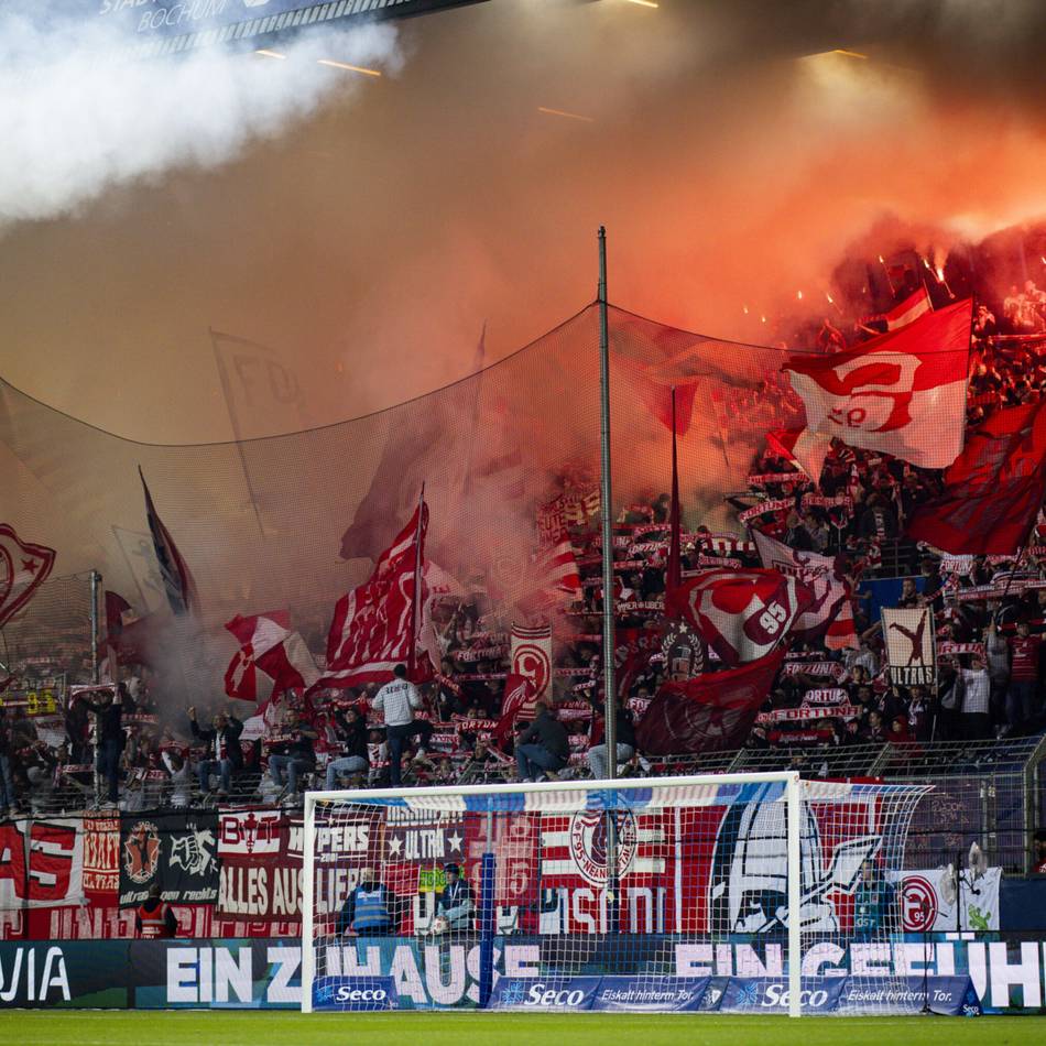 Massenweise Pyrotechnik im Fortuna-Block: Trotz ordentlicher Sicht – warum das Spiel in Bochum zehn Minuten zu spät anfing