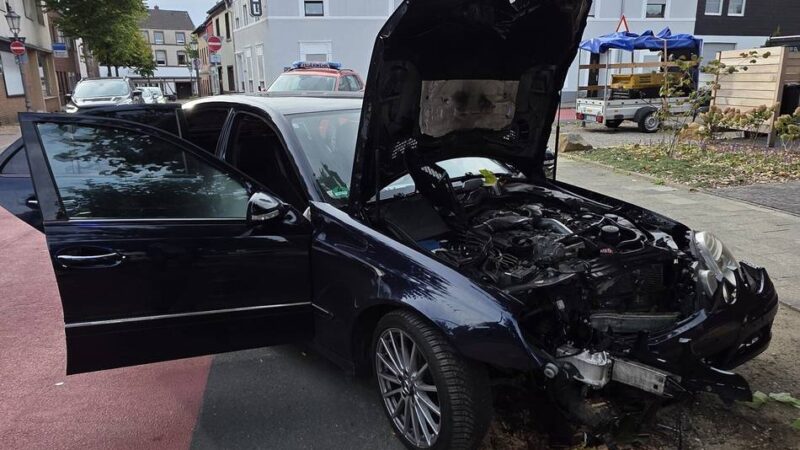 Auf Fahrradstraße in Erkelenz: Auto prallt auf Roermonder Straße gegen Baum