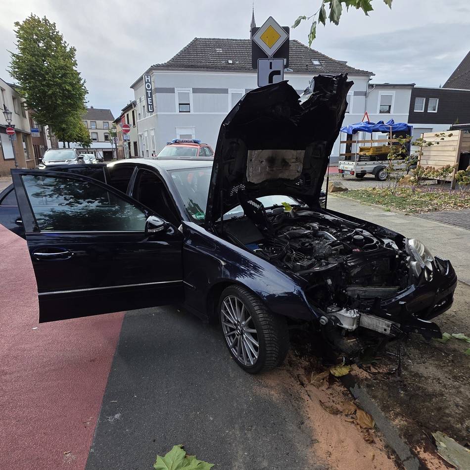 Auf Fahrradstraße in Erkelenz: Auto prallt auf Roermonder Straße gegen Baum
