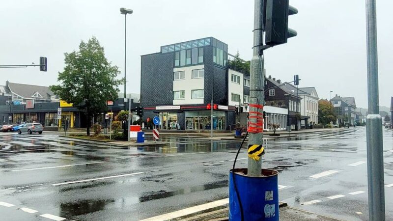 Ampelanlage in Hückeswagen: Masten-Provisorien für die große Kreuzung im Zentrum