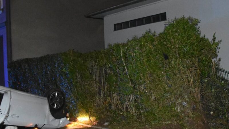 Ramponierter Zaun und beschädigte Wagen: Auto überschlägt sich nach Unfall in Mönchengladbach