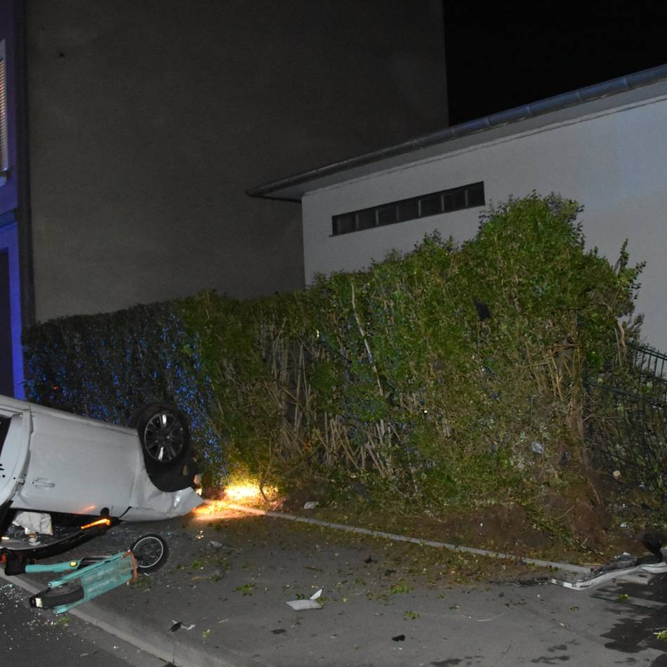Ramponierter Zaun und beschädigte Wagen: Auto überschlägt sich nach Unfall in Mönchengladbach