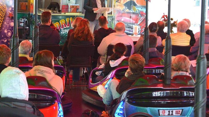 Messe auf der Pflaumenkirmes in Radevormwald: Nach dem Gebet eine Freifahrt im Autoscooter