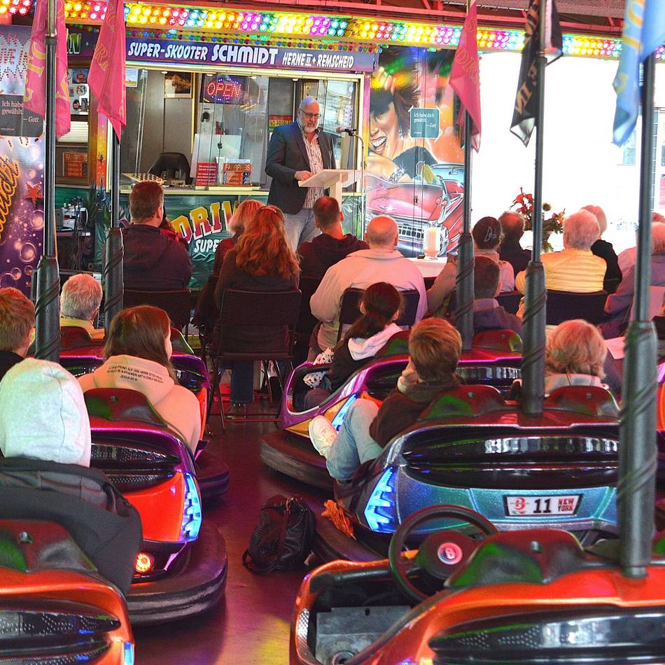 Messe auf der Pflaumenkirmes in Radevormwald: Nach dem Gebet eine Freifahrt im Autoscooter