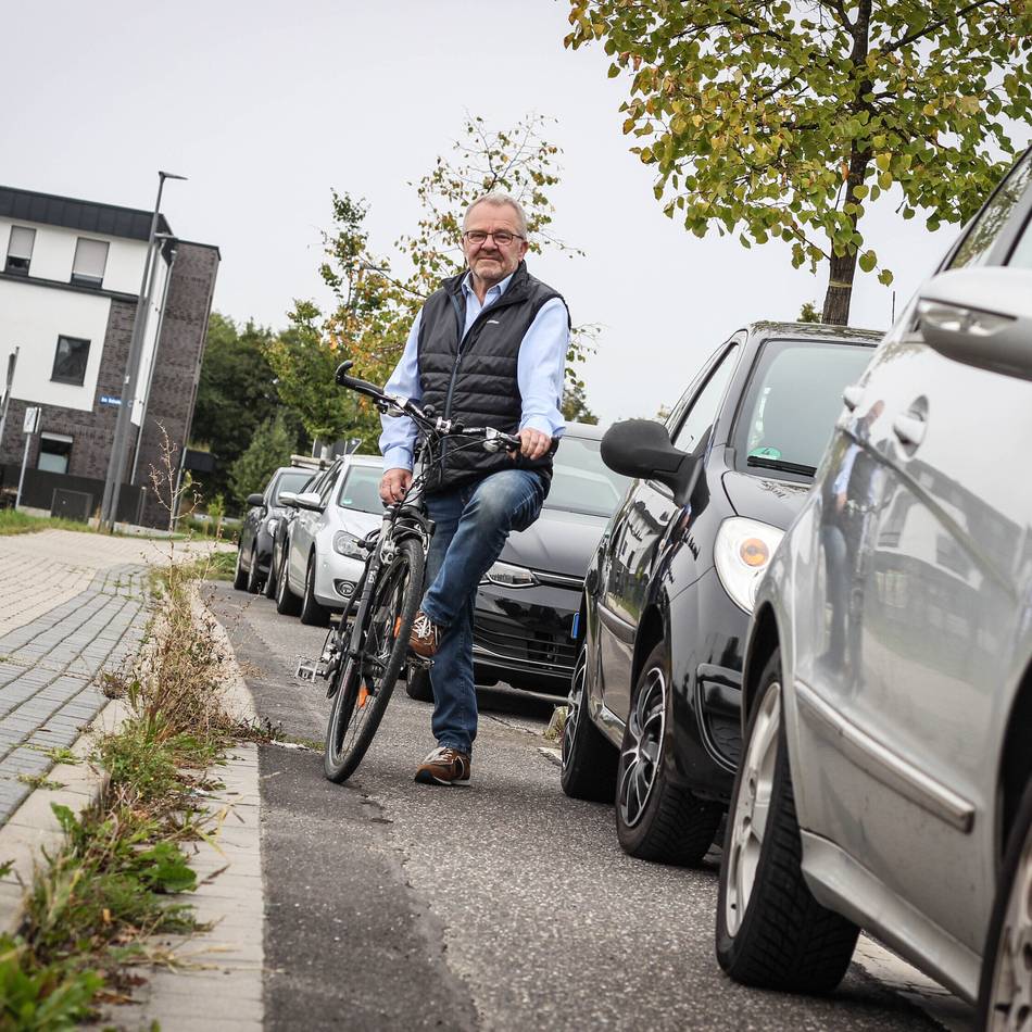 Zu eng, verwirrend markiert, zugeparkt: Ärger über Radwege-Chaos in Neukirchen