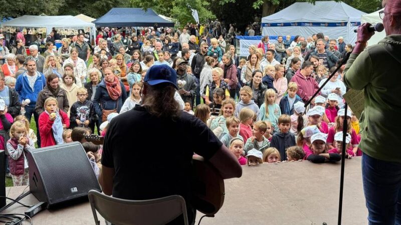 Kinderschutzbund war Gastgeber in Neersen: Familien feiern im Schlosspark
