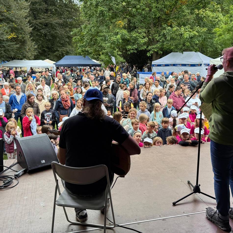 Kinderschutzbund war Gastgeber in Neersen: Familien feiern im Schlosspark