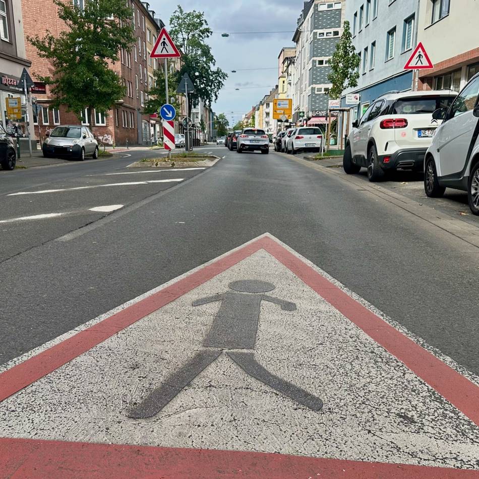 Polizei Düsseldorf: 14-Jähriger schwer verletzt nach Unfall in Oberbilk