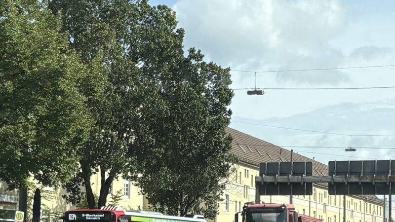 Düsseldorf-Derendorf: Transporter überschlägt sich nach Unfall – zwei Verletzte