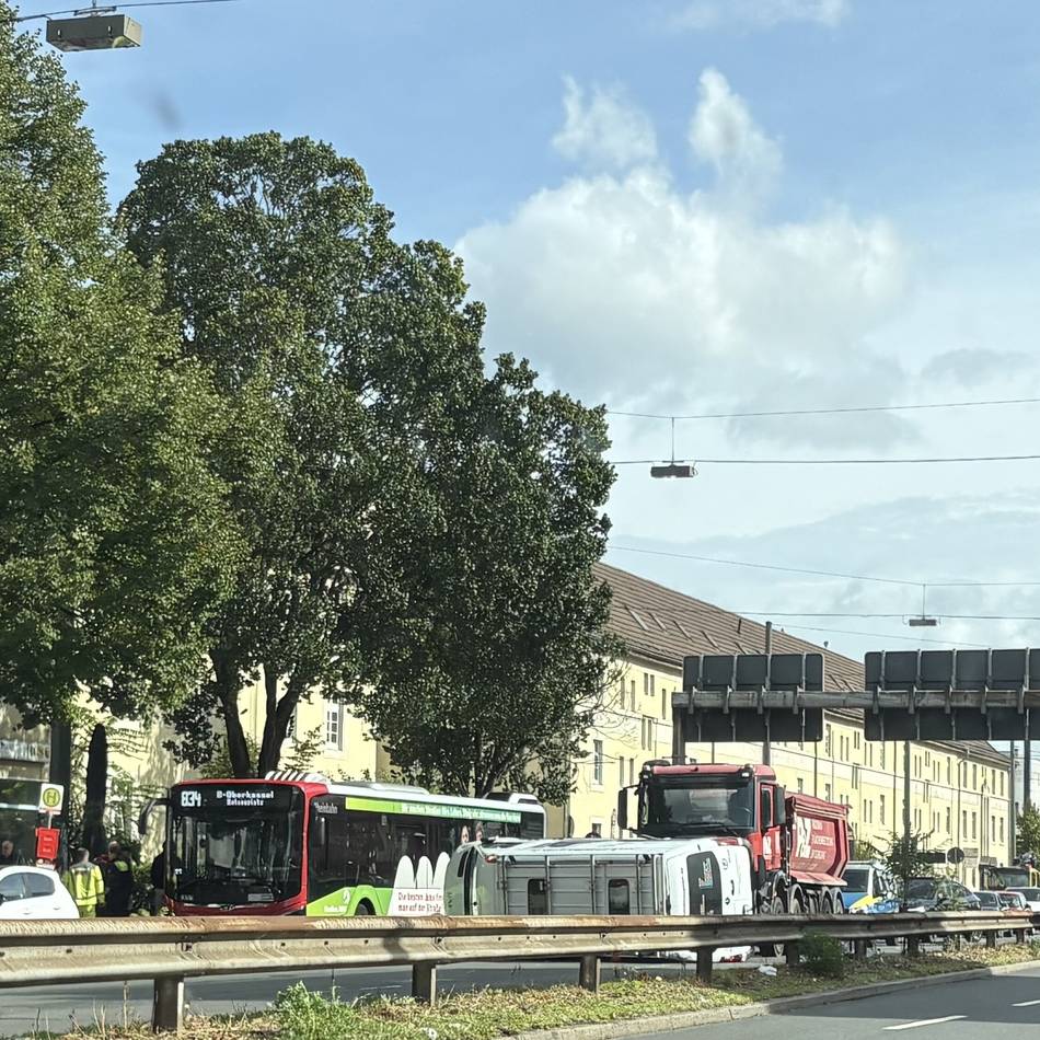 Düsseldorf-Derendorf: Transporter überschlägt sich nach Unfall – zwei Verletzte