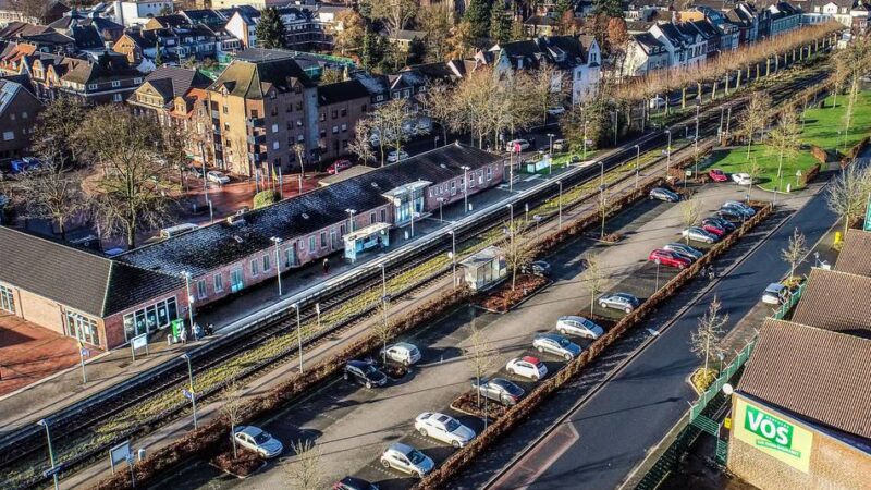 Verspätungen beim Niersexpress nach besonderem Vorfall: Verwirrter Mann mit Eisenstange am Bahnhof in Kevelaer – Zugverkehr eingestellt