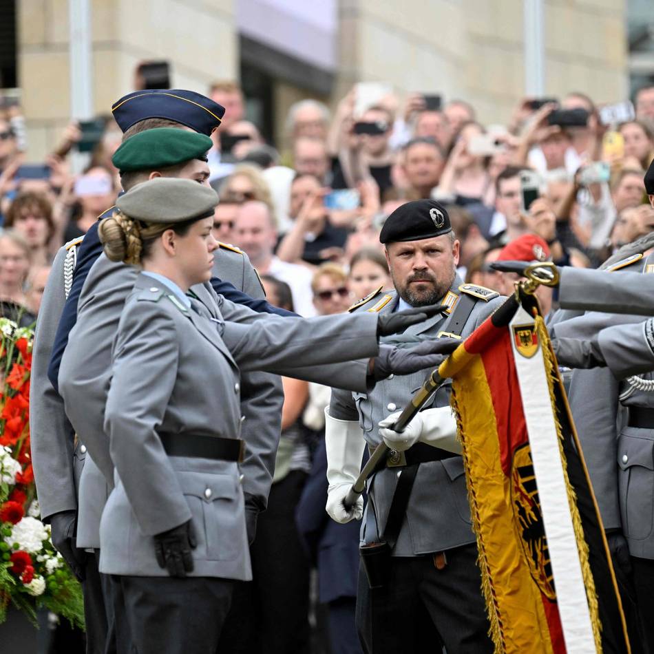 Historisches Ereignis in Düsseldorf: Panzer, Politiker und ein feierlicher Schwur