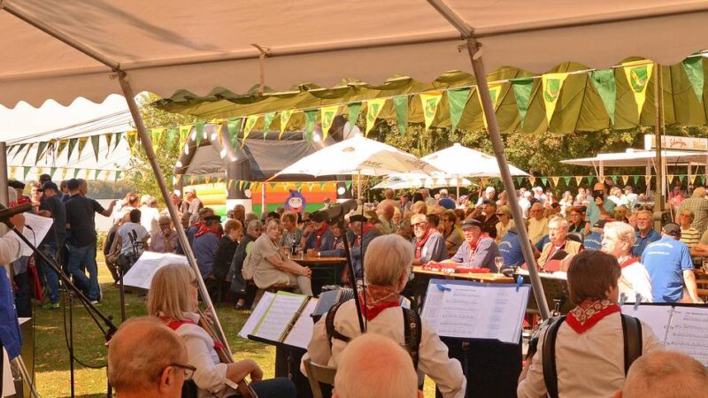 Großartiges Programm zum Jubiläum: Hunderte genießen Fischerhüttenfest in Lüttingen