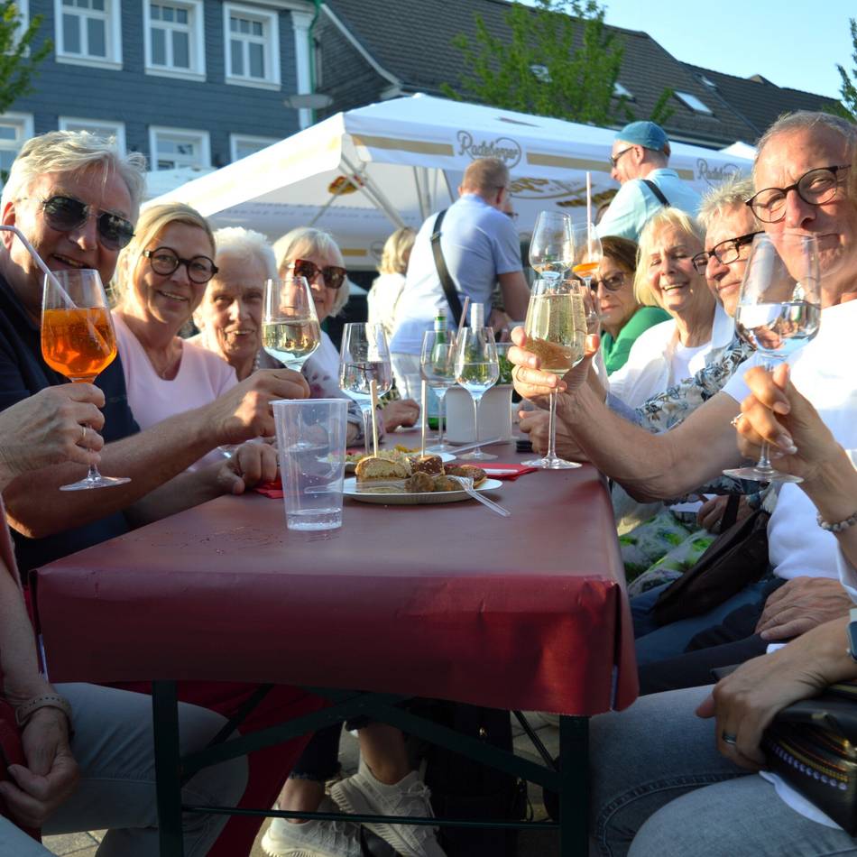 Treffpunkt in Radevormwald: Feierabendmarkt-Abschluss auf dem Schlossmacherplatz