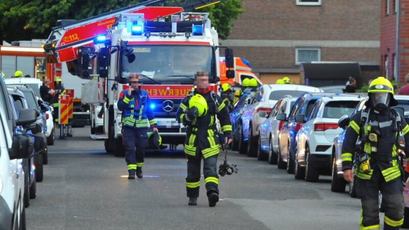 Feuerwehr Mönchengladbach rückt aus: Brand in Mehrfamilienhaus – Bewohnerin leicht verletzt