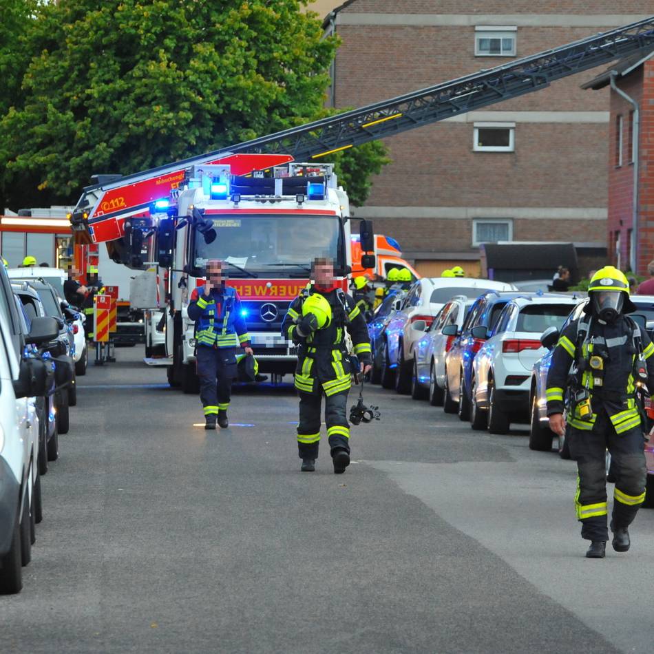 Feuerwehr Mönchengladbach rückt aus: Brand in Mehrfamilienhaus – Bewohnerin leicht verletzt