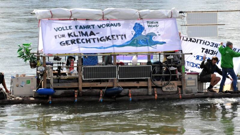 Protest gegen RWE-Pläne: Aktivisten-Floß legt in Dormagen an