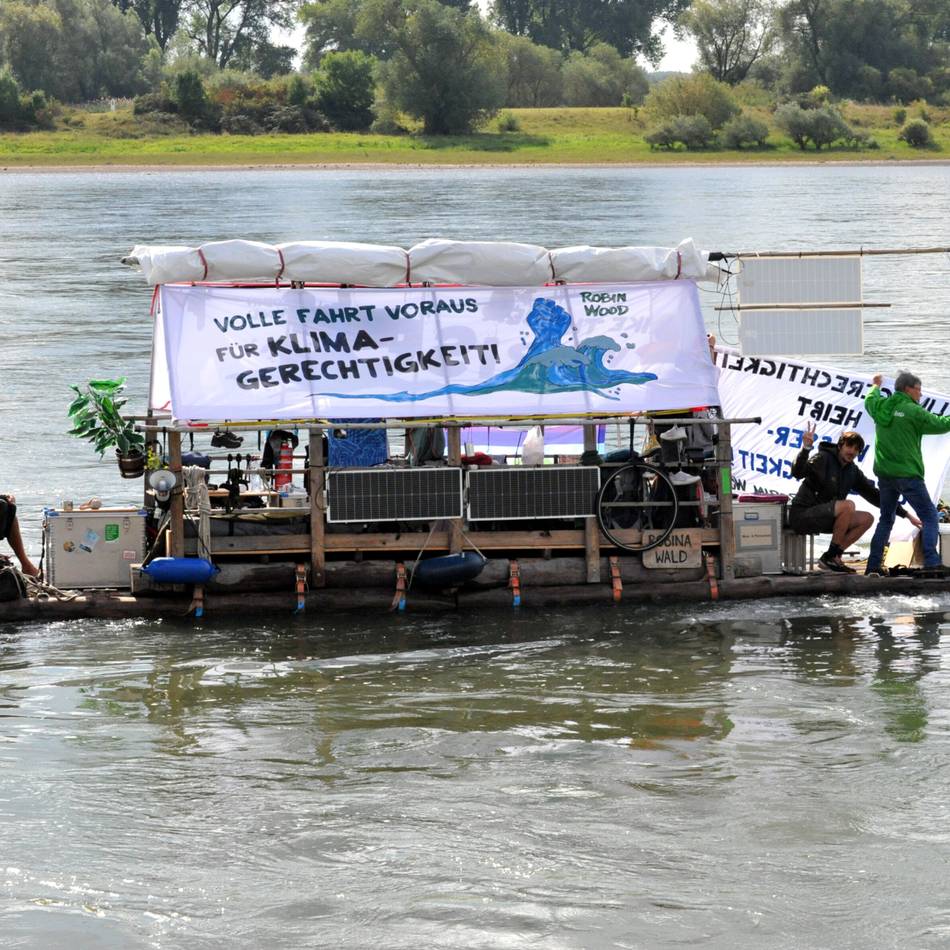 Protest gegen RWE-Pläne: Aktivisten-Floß legt in Dormagen an