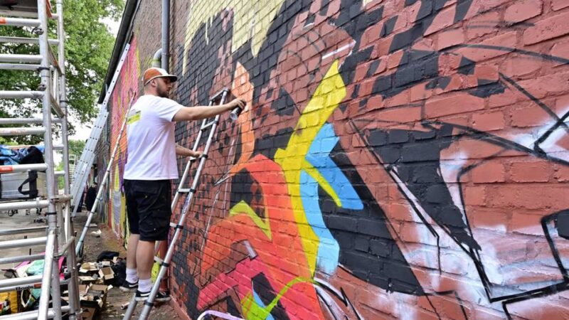 Graffiti-Jam in Mönchengladbach: Gute Laune und kunterbunte Motive beim „Tapetenwechsel“ am Lürriper Bruchweg