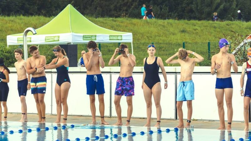 Mit zahlreiche Zuschauern: 250 Starter beim 13. Familientriathlon im Strandbad Lörick