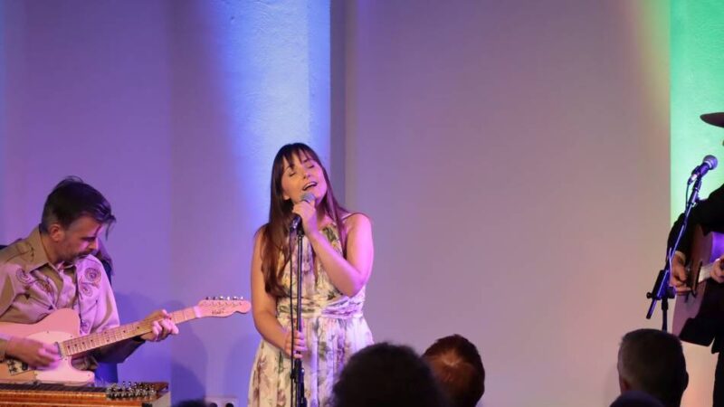 In der Erkelenzer Leonhardskapelle: Belgisches Country-Trio begeistert in der Acoustic Night