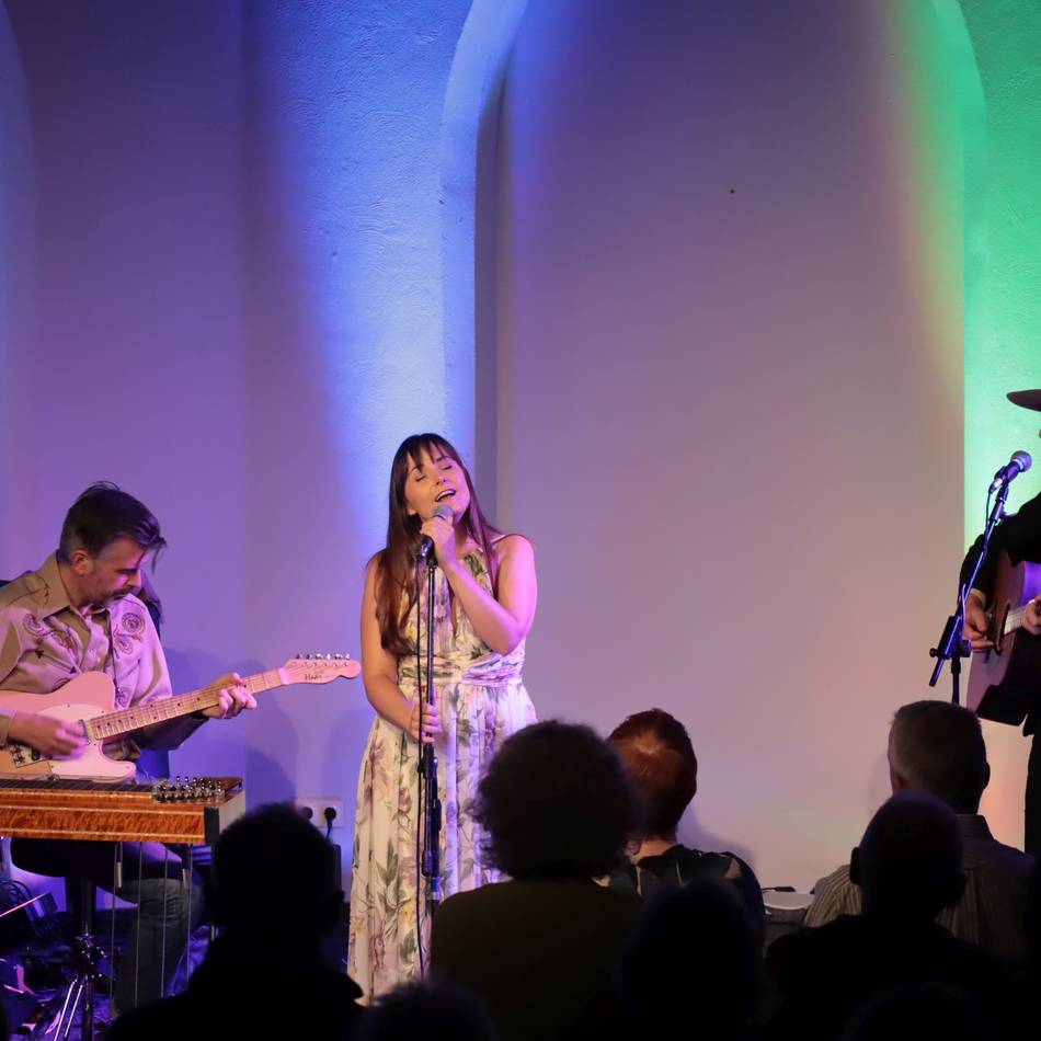 In der Erkelenzer Leonhardskapelle: Belgisches Country-Trio begeistert in der Acoustic Night